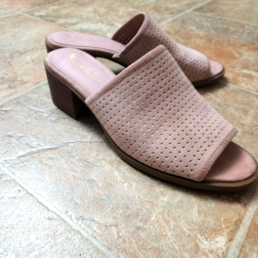 EUC koohlaburra by UGG block sandals
